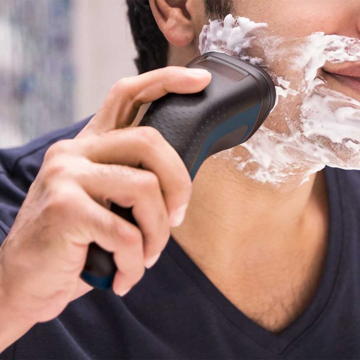 ماشین اصلاح صورت فیلیپس S1121 حین اصلاح مرطوب با فوم