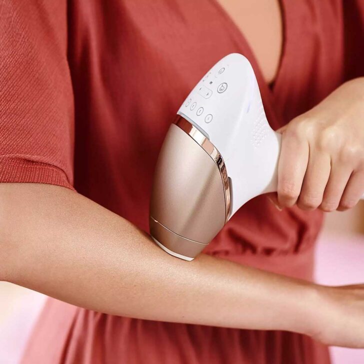 دستگاه لیزر IPL فیلیپس مدل BRI955 در حال استفاده روی پوست