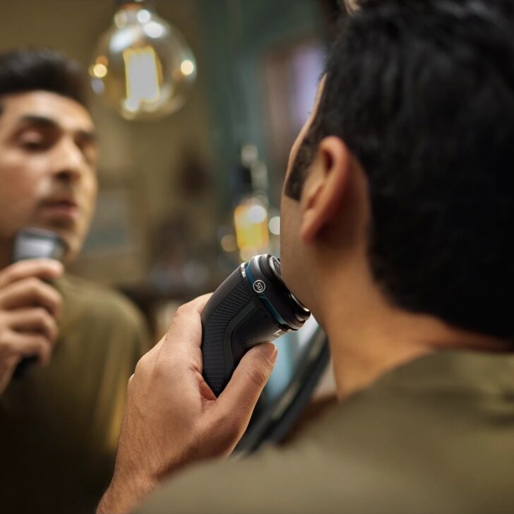 اصلاح راحت صورت با ماشین ریش‌تراش فیلیپس S3244 در نواحی چانه و گردن